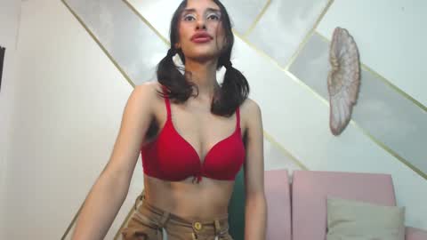 Snapshot of roxana_cyrano chatting on 02/19/25, 12:14 online show from 02/19/25, 12:14