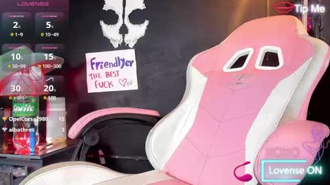 Snapshot of roxaneevans_ chatting on 03/10/25, 01:10 Roxane online show from 03/10/25, 01:10