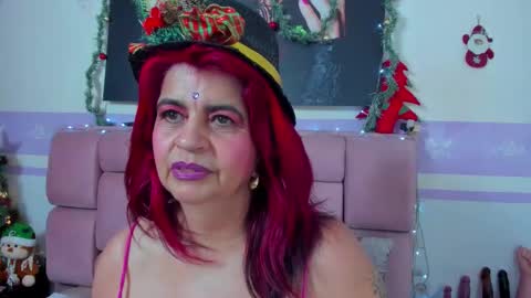 Snapshot of roxettemature chatting on 12/21/25, 12:23 RoxetteMature online show from 12/21/25, 12:23