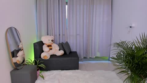 Snapshot of roxie_gates chatting on 01/17/25, 10:45 R O X I E online show from 01/17/25, 10:45