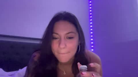 Snapshot of roxie_v chatting on 10/27/25, 07:51 Roxie online show from 10/27/25, 07:51