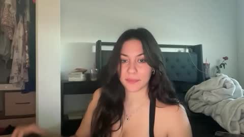 Snapshot of roxie_v chatting on 12/18/25, 10:49 Roxie online show from 12/18/25, 10:49