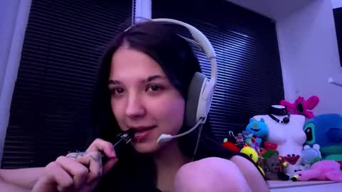 Snapshot of roxiepiurkowski chatting on 10/16/25, 01:34 Hana online show from 10/16/25, 01:34