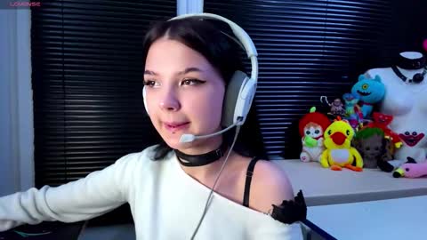 Snapshot of roxiepiurkowski chatting on 10/19/25, 01:12 Hana online show from 10/19/25, 01:12