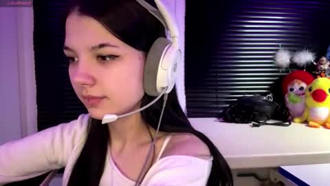 Snapshot of roxiepiurkowski chatting on 11/30/25, 03:27 Hana online show from 11/30/25, 03:27