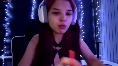 Snapshot of roxiepiurkowski chatting on 06/23/26, 03:54 Hana online show from 06/23/26, 03:54