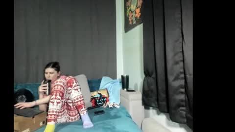 roxihazeleyes online show from 12/17/25, 06:30