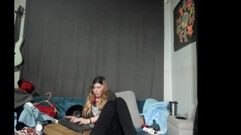 roxihazeleyes online show from 12/19/25, 03:57