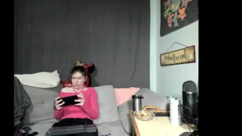 Snapshot of roxihazeleyes chatting on 06/06/26, 01:38 roxihazeleyes online show from 06/06/26, 01:38