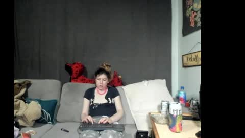 Snapshot of roxihazeleyes chatting on 06/08/26, 01:28 roxihazeleyes online show from 06/08/26, 01:28