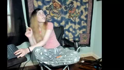Snapshot of roxihazeleyes chatting on 06/24/26, 04:17 roxihazeleyes online show from 06/24/26, 04:17