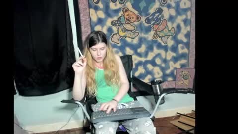 Snapshot of roxihazeleyes chatting on 07/08/26, 04:50 roxihazeleyes online show from 07/08/26, 04:50