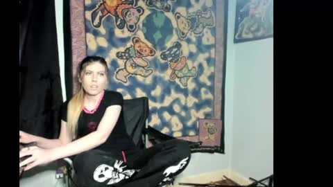 Snapshot of roxihazeleyes chatting on 07/17/26, 12:50 roxihazeleyes online show from 07/17/26, 12:50