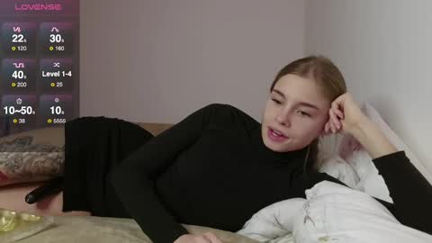 Snapshot of roxxxie_reid chatting on 03/03/25, 01:10 Roxieex ABBY online show from 03/03/25, 01:10