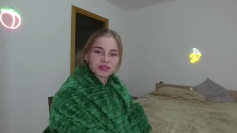 Snapshot of roxxxie_reid chatting on 03/10/25, 05:18 Roxieex ABBY online show from 03/10/25, 05:18