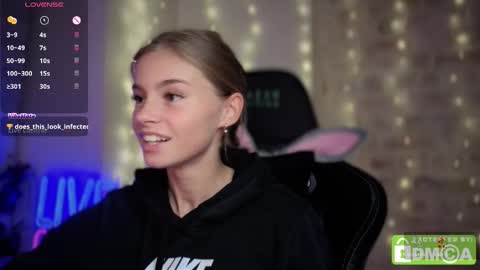 Snapshot of roxxxie_reid chatting on 11/06/25, 09:26 Roxieex ABBY online show from 11/06/25, 09:26