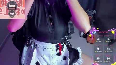 Snapshot of roxy_clark chatting on 10/31/25, 09:10 Annah online show from 10/31/25, 09:10