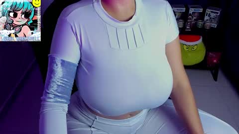 Snapshot of roxy_clark chatting on 12/15/25, 09:13 Annah online show from 12/15/25, 09:13