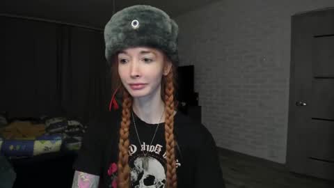 Snapshot of roxy_silver chatting on 02/18/25, 10:14 Roxy online show from 02/18/25, 10:14