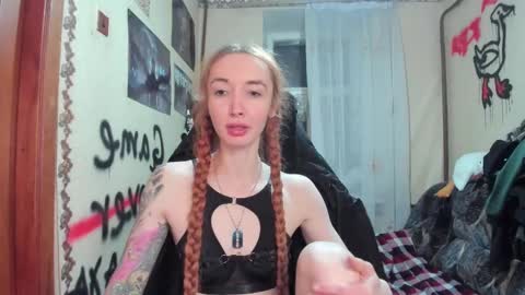 Snapshot of roxy_silver chatting on 02/26/25, 07:05 Roxy online show from 02/26/25, 07:05