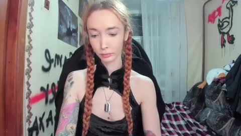 Snapshot of roxy_silver chatting on 03/01/25, 12:17 Roxy online show from 03/01/25, 12:17