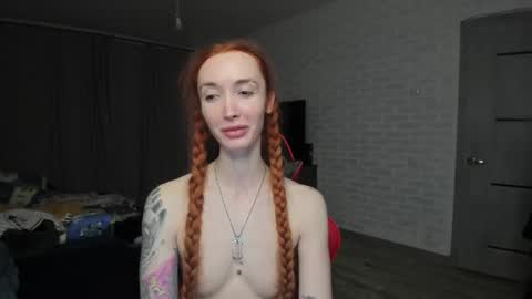 Snapshot of roxy_silver chatting on 03/11/25, 01:05 Roxy online show from 03/11/25, 01:05