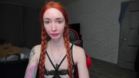 Snapshot of roxy_silver chatting on 11/14/25, 09:13 Roxy online show from 11/14/25, 09:13