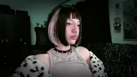 Roxy Independient model Help me to reach 50 thumbs up online show from 05/16/26, 12:29