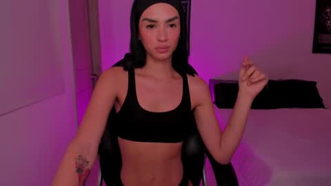 Snapshot of roxyy_x chatting on 02/27/25, 03:04 val online show from 02/27/25, 03:04