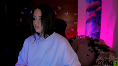 Snapshot of rozmary_ket chatting on 12/20/24, 05:18 Im Rozmary nice to meet you 3 online show from 12/20/24, 05:18