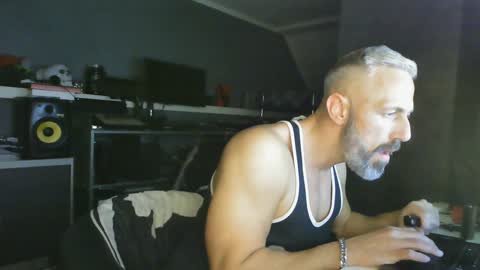 Snapshot of ruffi77 chatting on 01/19/25, 02:57 Chico que rico Caliente online show from 01/19/25, 02:57