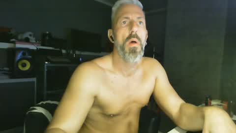 Snapshot of ruffi77 chatting on 01/19/25, 05:58 Chico que rico Caliente online show from 01/19/25, 05:58