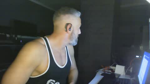 Snapshot of ruffi77 chatting on 01/24/25, 01:24 Chico que rico Caliente online show from 01/24/25, 01:24