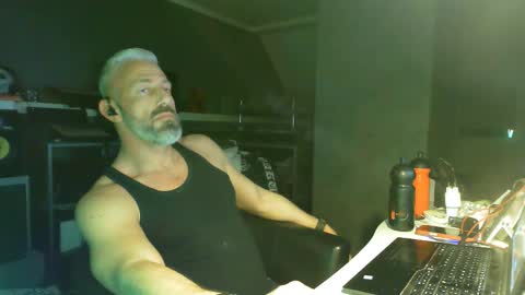 Chico que rico Caliente online show from 02/20/26, 02:41