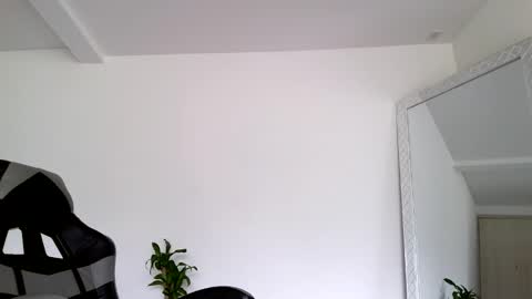  R U S S E L L  online show from 10/23/25, 02:16