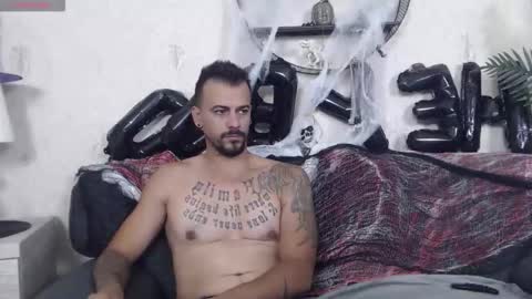 Snapshot of ryanvibe chatting on 10/21/25, 11:33 Ryan online show from 10/21/25, 11:33