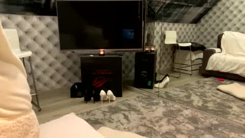 Laura online show from 03/11/25, 07:58