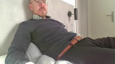 Snapshot of s_i_q chatting on 11/18/25, 12:42 s_i_q online show from 11/18/25, 12:42