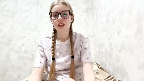 Snapshot of sabrinahandlin chatting on 04/15/26, 06:04 Sabrina online show from 04/15/26, 06:04