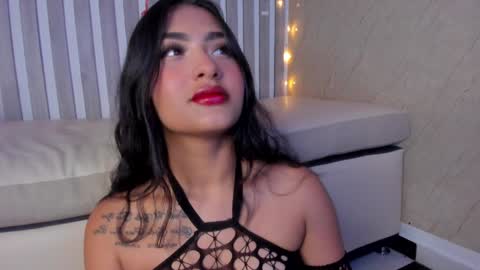 Snapshot of sabrinahims_ chatting on 02/04/25, 09:41 mariana online show from 02/04/25, 09:41