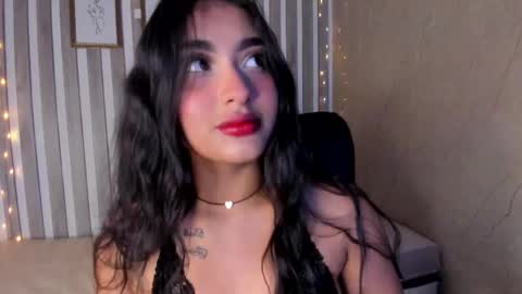 Snapshot of sabrinahims_ chatting on 02/11/25, 11:22 mariana online show from 02/11/25, 11:22