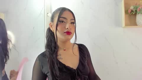 Snapshot of sabrinahims_ chatting on 09/23/25, 09:29 mariana online show from 09/23/25, 09:29