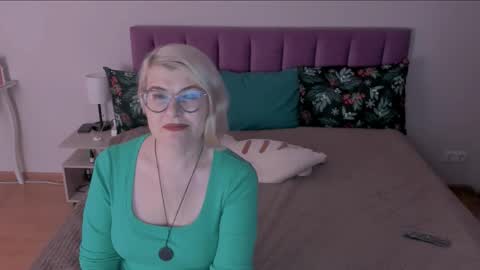 Sabrina MacMarren online show from 02/09/25, 04:40