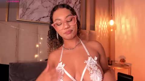Snapshot of sade_jackson1 chatting on 06/19/26, 04:39 Sophie online show from 06/19/26, 04:39