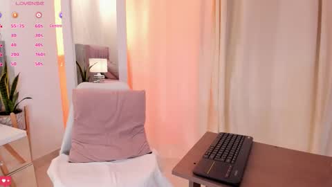 Snapshot of sally_azmani chatting on 02/21/26, 01:01 Silvia online show from 02/21/26, 01:01