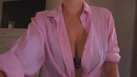 Snapshot of saltedhoney chatting on 09/13/25, 03:56 IsaBella- online show from 09/13/25, 03:56