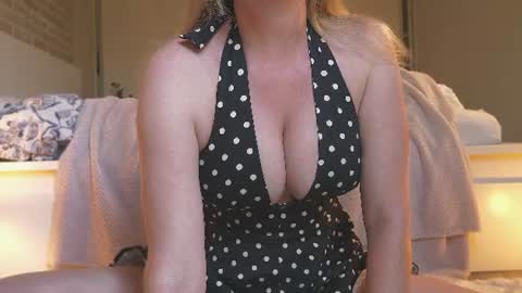 Snapshot of saltedhoney chatting on 06/19/26, 02:10 IsaBella- online show from 06/19/26, 02:10
