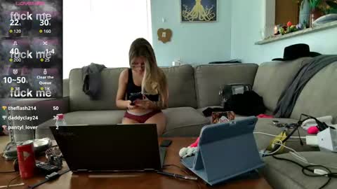 Snapshot of saltycaptain69_hatgirl69 chatting on 10/22/25, 02:06 Salty Captain 69 Hat Girl 69 online show from 10/22/25, 02:06