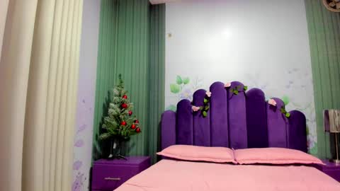 Snapshot of sam_naughty18 chatting on 12/18/24, 10:19 sam_naughty18 online show from 12/18/24, 10:19