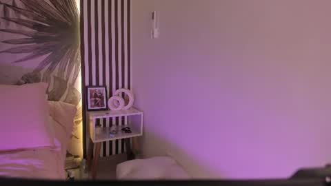 Snapshot of samaantha_white_ chatting on 06/18/26, 11:25 Samaantha online show from 06/18/26, 11:25